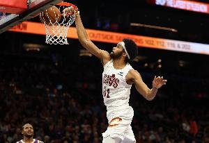 哈登来前后阿伦的数据：从场均13.9分8.1板→场均25.5分11.5板