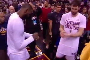 解说：老詹与每个队友的互动都不同 他怎么记住这些复杂动作的？