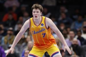 才打53场呢~克尼佩尔轰进179记三分 升至历史新秀赛季三分榜第5位