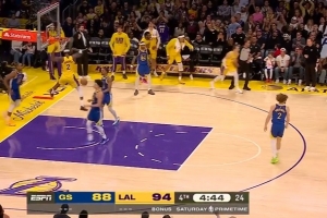 太香了！肯纳德三分命中后助攻范德比尔特暴扣 湖人7-0轰停勇士