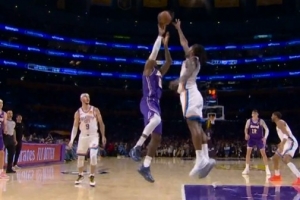 大举反击！詹姆斯转身后仰跳投单节已10分 湖人轰15-1反超雷霆