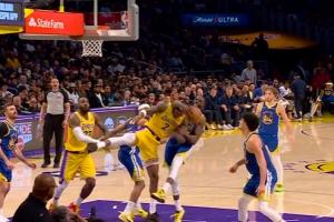 差点打起来！左手拉手臂右手打脑壳！追梦防守时对范德彪凶狠犯规