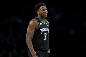 爱德华兹：我尝试通过扣篮注入活力 只要投进球这都不是事