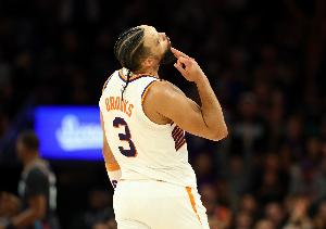 狄龙：三分球手感糟糕也要多投 否则进攻就会停滞