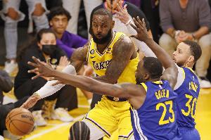 追梦：我和詹姆斯打篮球就像一场棋局 我时刻关注他在场想做什么