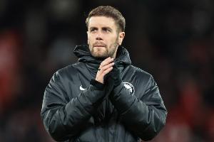 12轮仅1胜排名狂掉！布莱顿球迷怒喷主帅赫尔泽勒：你明早就下课