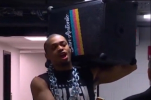 确实有点潮！光头凯尔登戴着大银链 扛着超大号音响热情高歌