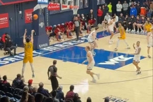 良好开局！王俊杰手递手传球挡拆后空位三分出手 稳稳命中