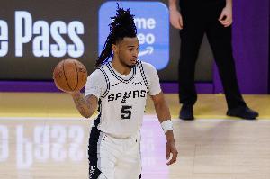 卡斯尔近5场场均20.8分6.4板7.4助2.2断 命中率59.4%&三分40%