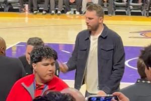 快和我击掌啊！雷迪克“无视”东契奇击掌 后者连续掌掴“报复”