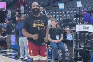 骑士登来了！骑士客场挑战国王 哈登入场开始赛前热身训练