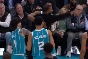 无心恋战！格威被吹进攻犯规 黄蜂主帅怒喷裁判后离场&被驱逐