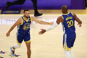 霍福德：对手防库里真是各种拽抱拉 要是搁别人身上早吹犯规了