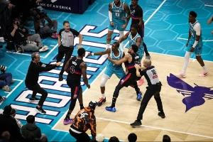 超大冲突致4人驱逐！迪亚巴特向杜伦挥拳 斯图尔特替补席冲击小乔