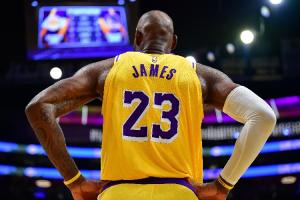 詹姆斯生涯总得分达到42947分 距离突破43000分大关还差53分