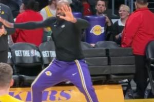 老头玩嗨了！詹姆斯热身超远天勾命中&疯狂展现迷之舞姿