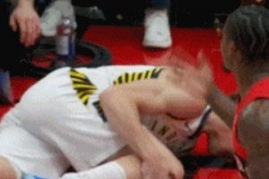 希望没事！弗菲扣篮后重摔在地膝盖扭伤 被两位队友搀扶离场