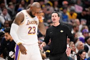 雷迪克：我们通过詹姆斯的错位单打追分 但最后他却拿不到球