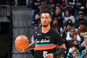 杀疯了！卡斯尔暴打独行侠后卫 半场8中8&三分3中3砍21+5+7！