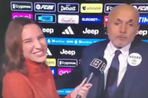 亲了一口！斯帕莱蒂亲吻女记者做示范：接触不等于犯规