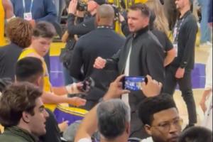 “呦” 哥们等你半天了！东契奇摆着姿势久久等待里夫斯拉钩回应