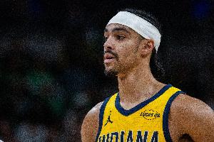 手感冰凉！内姆哈德18投仅4中拿到10分有4失误 正负值-29最低