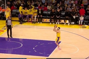 继续从替补打起！追梦半场结束吃T 里夫斯下半场罚球命中后下场