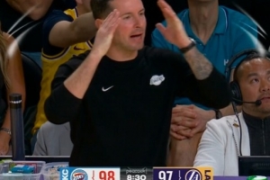 卡鲁索第二罚不中&初判詹姆斯提前进线 后改吹中圈跳球