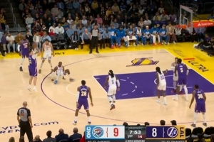 太有失水准了！拉拉维亚弧顶空位三分投出三不沾 直接出界了