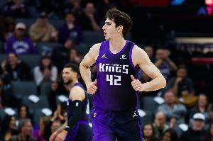 【菜鸟】42号秀雷诺21分19板 瀚森5分钟2分1板 克尼佩尔20分5三分