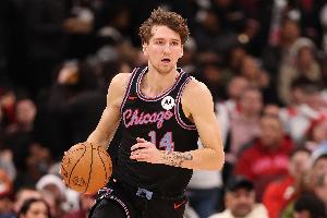 状态不俗！布泽利斯半场6中3拿到10分7板3助