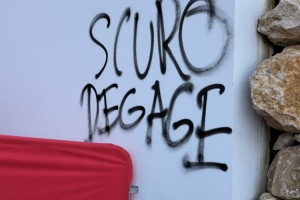 法媒：摩纳哥球迷在训练基地外涂鸦，要求体育总监斯库罗下课