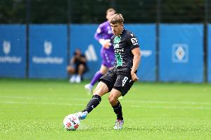 离谱到家了！德乙中卫刚伤愈本要首发，但赛前换衣服时又拉伤背部