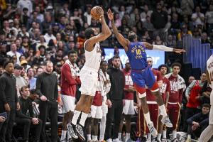 这不给3+1吗？哈登关键撤步三分追平 明显被绊倒没响哨啊！