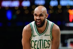 内外开花！德里克·怀特半场12中6砍全队最高17分 三分8中3