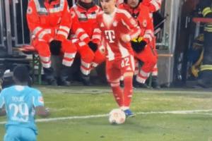 对手“世林赞”这波神操作！卡尔原地踩单车将皮球碰出边线