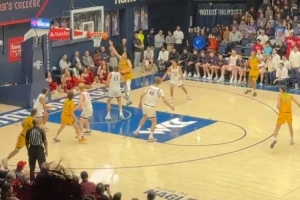 脚步很扎实！王俊杰持球对抗顶开防守 上下步上篮得分