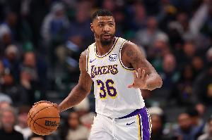 雷迪克：斯玛特攻防两端对我们超级有价值 他的贡献无可替代