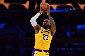 该歇歇了！詹姆斯缺席今日背靠背比赛前 已经连续出战17场比赛